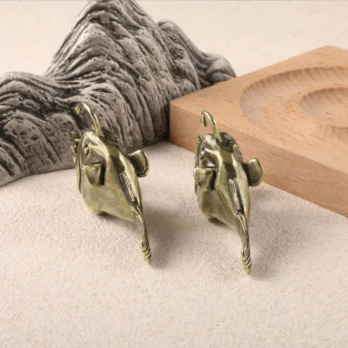 Vista 6 de Figura miniatura de pez de linterna, de latón, de animales marinos, escultura de estatua de pez pescador hecha a mano de metal para exhibición