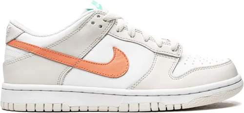 Vista 83 de Nike Kid's Dunk Low Sneaker