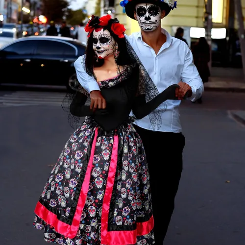 Vista 6 de Xaatren 5 Halloween Día de los Muertos Español Disfraz Conjunto Falda Esqueleto Guantes Medias Tatuajes Cara Floral Corona Velo
