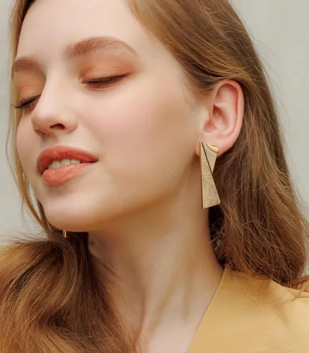 Vista 2 de OZEL - Aretes colgantes de oro para mujer, acabado cepillado, joyería de oro mate, chapado en oro de 14 quilates