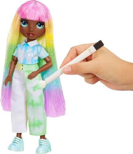 Vista 4 de Rainbow High Muñeca de moda DIY para crear con acuarelas y crear con kit de tie-dye lavable, ojos verdes, cabello largo y liso, top y zapatos