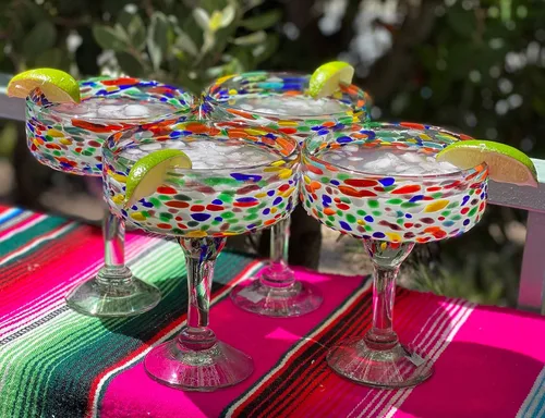 Vista 2 de Dos Sueños Vidrio soplado a mano mexicano – Juego de 4 vasos de Margarita soplados a mano Confetti Rock (16 oz)