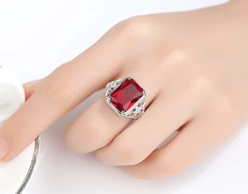 Vista 3 de Anillo de compromiso de rubí vintage de simulación rojo de plata tailandesa de gran quilate con patrón de flor simple cuadrado anillo de compromiso