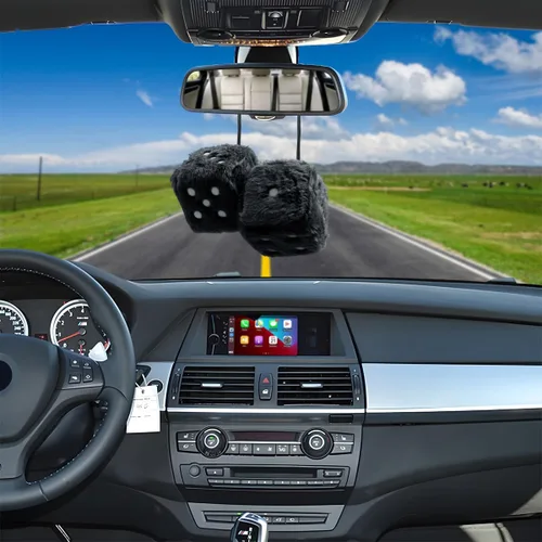 Vista 4 de Par de dados cuadrados retro de felpa mullidos de 3 pulgadas con puntos, decoración para colgar en el espejo del automóvil, adorno para espejo