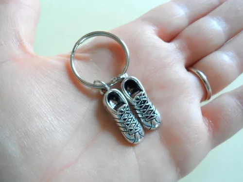 Vista 4 de JewelryEveryday Llavero de zapatos deportivos - Nadie podría llenar tus zapatos, plateado