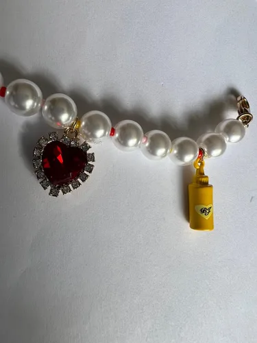 Vista 5 de Betsey Johnson Pulsera con dije de corazón de cristal con perlas de imitación de tono dorado, ketchup de perro caliente, fiesta de cumpleaños, día