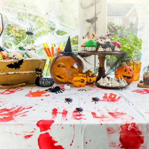 Vista 5 de 50 mini moscas de plástico: pequeñas moscas realistas para trucos de broma, broma de utilería de Halloween para fiestas de inocentes de abril