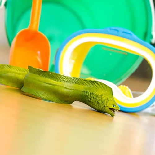 Vista 5 de Safari Ltd. Moray - Figura detallada de modelo de plástico de 9 pulgadas, divertido juguete educativo para niños, niñas y niños a partir de 18 meses