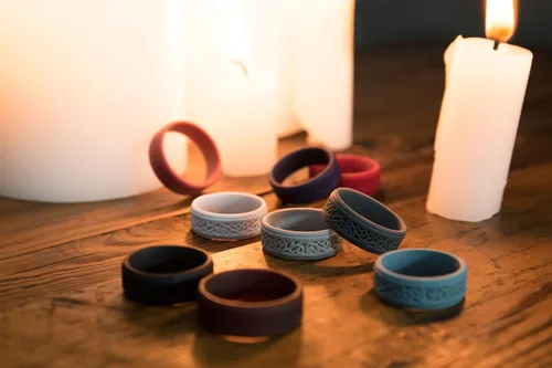 Vista 5 de KAUAI Anillos de boda de silicona para hombres. Anillo atemporal y elegante para parejas. Marca líder en comodidad y diseño en bandas para hombre.