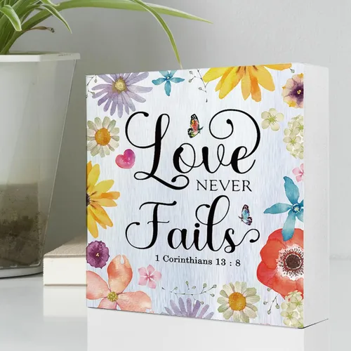 Vista 3 de Letrero de madera con texto en inglés "Love Never Fails" de 1 Corinthians 13:8, letrero de madera con versículo bíblico, decoración de escritorio
