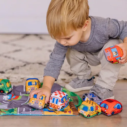 Vista 7 de Estera de juego toma de la ciudad (19.25 x 14.25 pulgadas) con 9 vehículos blandos de Melissa & Doug