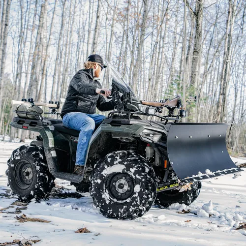 Vista 5 de Black Boar Parabrisas ATV con herrajes – Cuenta con diseño envolvente que protege las manos – Hecho de acrílico transparente resistente – Se monta