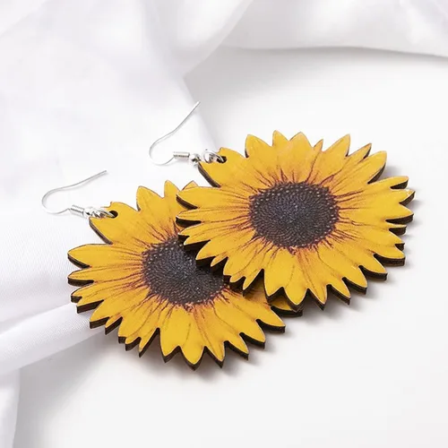 Vista 2 de Aretes colgantes con diseño de margarita de girasol amarillo y margarita con diseño de bandera estadounidense, aretes colgantes de madera