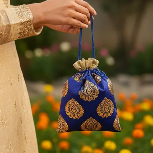 Vista 5 de Touchstone Bolsas de cordón tradicionales indias hechas a mano en tejido brocado con patrón de hojas de ficus. Perfecto para regalos, joyas, bodas