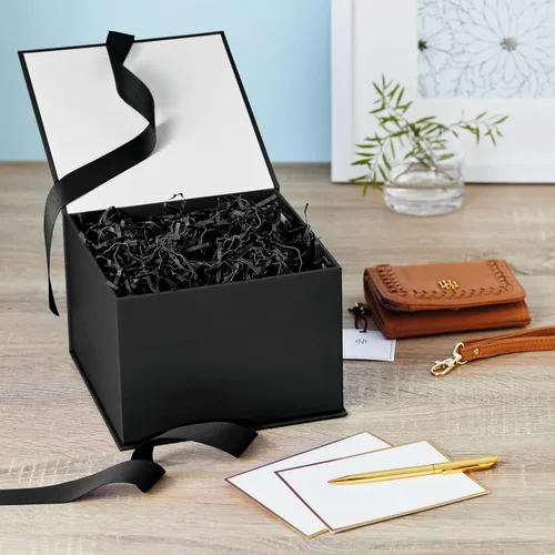 Vista 2 de Hallmark Caja de regalo mediana con tapa y relleno de papel triturado (caja negra de 7 pulgadas) para bodas, graduaciones, cumpleaños, día