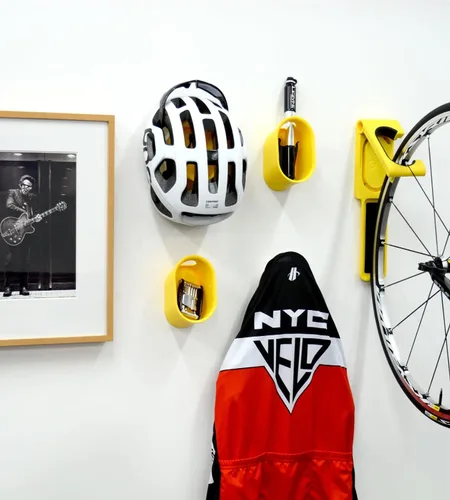 Vista 3 de Cycloc Loop - Elegante casco de montaje en pared y almacenamiento de accesorios, color naranja