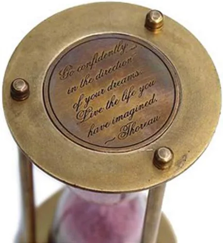 Vista 3 de Reloj de arena de latón con cita inspiradora de Thoreau Temporizador de arena atemporal con funda de cuero de primera calidad Elegante