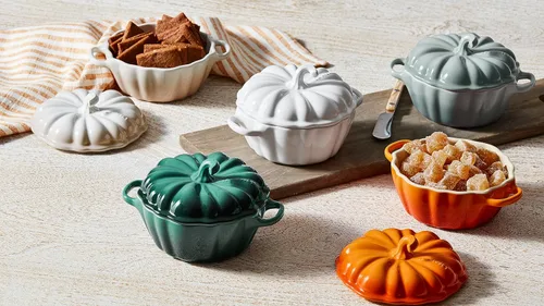 Vista 5 de Le Creuset Mini Cocotte de calabaza figurativa de gres, 12 oz., alcachofa