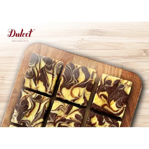 Vista 2 de Dulcet Gift Baskets Caja de regalo clásica para el día del padre con galletas recién horneadas y brownie, tarjeta de celebración perfecta