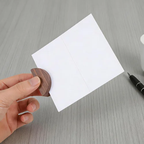 Vista 3 de 10 tarjeteros de madera para colocar tarjetas, diseño semicircular, números de mesa de madera ligeros para tarjetas delgadas de fiesta de boda