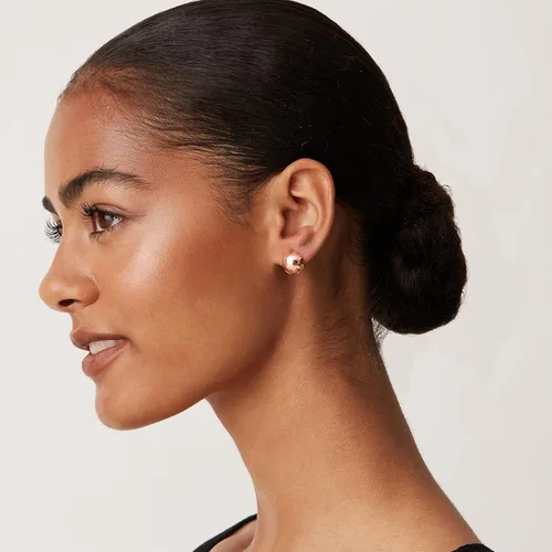 Vista 3 de PAVOI Aretes de aro gruesos chapados en oro de 14 quilates para mujer - Aretes pequeños de aro de oro con postes de plata de ley 925 - Joyería