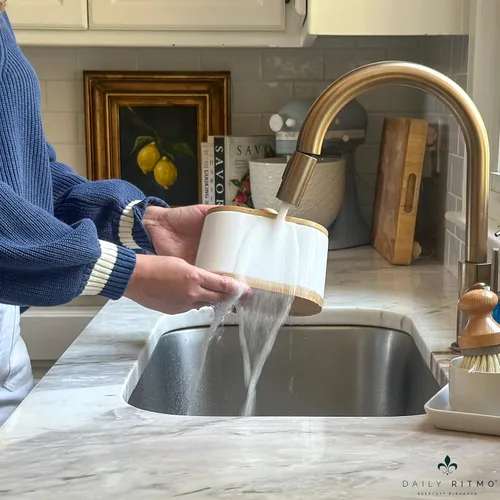 Vista 7 de DAILY RITMO Dispensador grande de hisopos de algodón blanco y soporte para bolas, contenedor de doble compartimento de dos caras con tapa de bambú