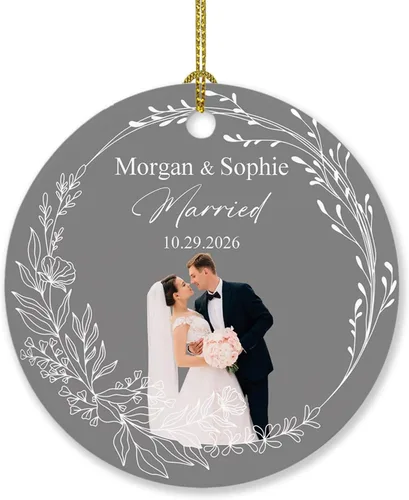 Vista 14 de Foto personalizada, adorno de matrimonio de nuestra primera Navidad 2023, regalo para novio, novia, señor y señora, foto y calendario, adorno
