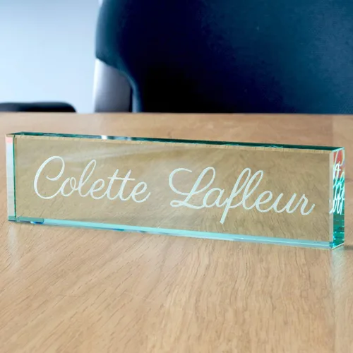 Vista 2 de PlaqueMaker Placa de identificación para escritorios, placa de identificación de vidrio grabada a medida, decoración de oficina (jade) 8 x 2