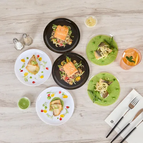 Vista 8 de Restaurantware Platos de fiesta de 7 x 7 pulgadas, 100 platos desechables de plástico para postre, platos redondos de plástico negro resistente
