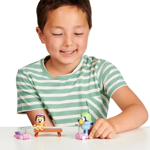 Vista 2 de Bluey Vehículo 2-Pack, 2.5-3" Bingo Figuras Articuladas - Scooter Time