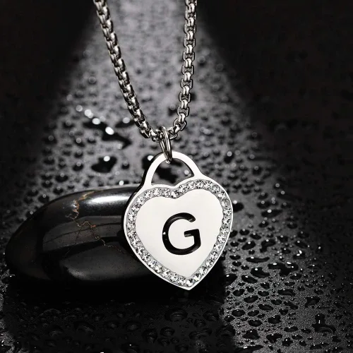 Vista 3 de Calis Collar plateado de acero inoxidable para mujer, diseño de corazón con inicial pequeña. Collar para regalar a la novia, 26 letras del alfabeto.