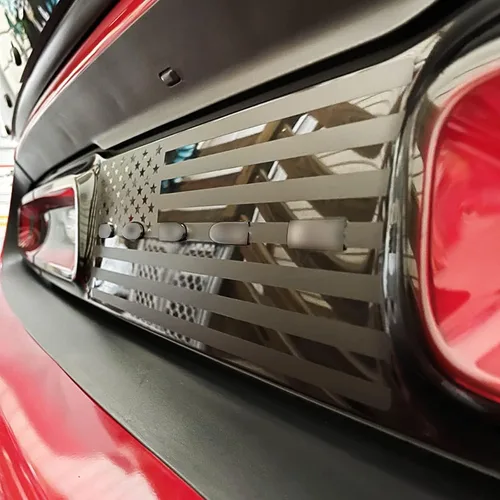 Vista 2 de Xinghe Divisor Central de Luz Trasera para Dodge Challenger 2015-2023, Calcomanías de Bandera Americana para Pegatina de Luz Trasera Accesorios