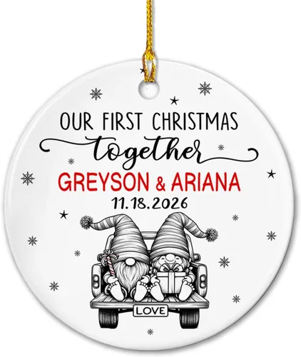 Vista 10 de Adorno de cerámica Our First Christmas Together, adorno de Navidad 2025 personalizado con nombre y fecha, renos para colgar en cerámica, regalo