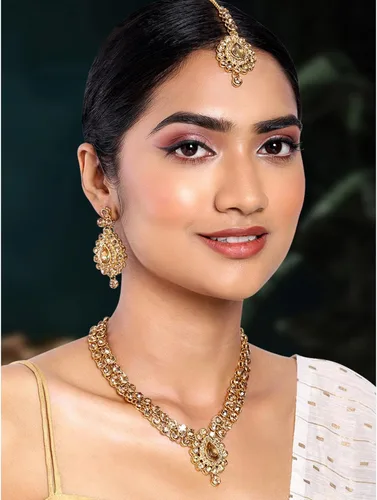 Vista 2 de Aheli Indian Wedding Wear Faux Stone Necklace with Maang Tikka Set Elegant Ethnic Fashion Jewelry For Women (Gold)