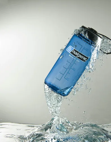 Vista 2 de Nalgene Tritan - Botella de agua de boca ancha sin BPA, azul con tapa negra, 32 onzas