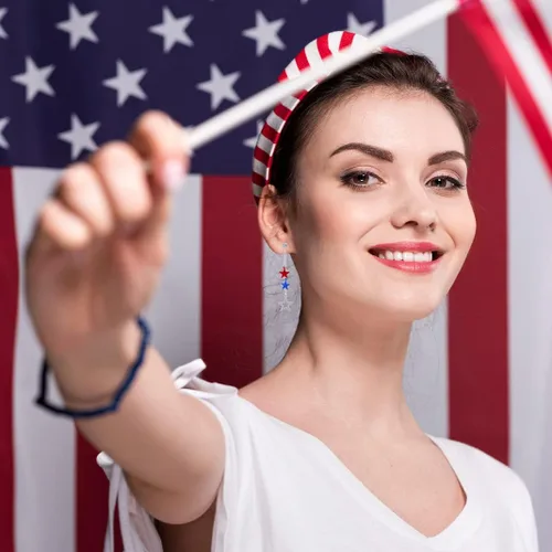 Vista 4 de Aretes patrióticos de bandera estadounidense, aretes colgantes para el día de la independencia, regalo de joyería para mujeres y niñas