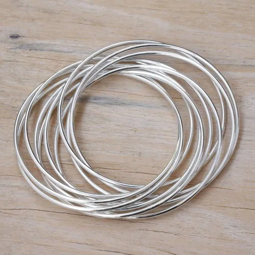 Vista 3 de NOVICA Juego de 10 pulseras de plata de ley 925 hechas a mano para mujer, pulseras de plata de moda para mujer, Unión Fortificada, Sin gemas.