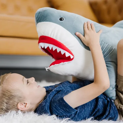Vista 5 de Tiburón gigante de peluche, animales realistas de Melissa & Doug, (más de 3 pies de largo)