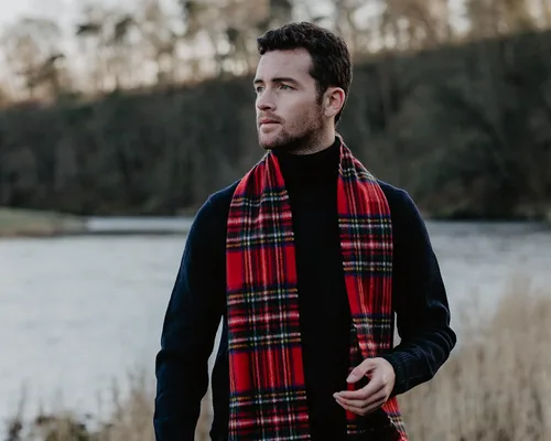 Vista 4 de Glen Isla Bufanda 100% cachemira Tartán Royal Stewart Rojo - Hecho en Escocia, Rojo