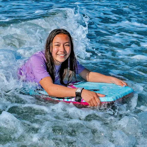 Vista 2 de Barbie™ Signature - Bodyboard de 36 pulgadas de Wavestorm Cubierta superior gráfica con parte inferior lisa de alta densidad para niños