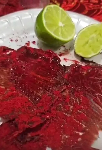 Vista 3 de carne seca crujiente carne seca de res en polvo rojo extra fuego caliente mexicano aperitivo Texas made 1.3 oz.