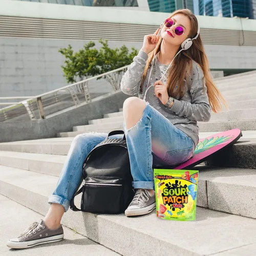 Vista 4 de SOUR PATCH KIDS - Caramelos suaves y masticables, tamaño familiar, bolsa de 1.8 libras (paquete de 2)