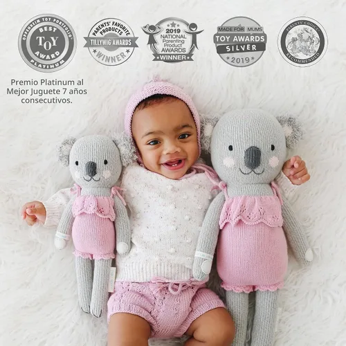 Vista 2 de Cuddle + kind Claire the Koala Little - Muñeca tejida a mano de 13 pulgadas, 1 muñeca = 10 comidas, comercio justo, calidad reliquia, hecha a mano