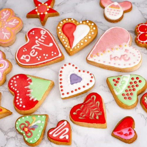 Vista 4 de Juego de 5 cortadores de galletas pequeños de acero inoxidable en forma de corazón para niños, fiesta de cumpleaños