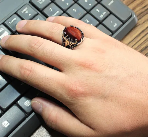 Vista 4 de Anillo de plata de ley 925 con ojo de tigre rojo y piedra escorpión