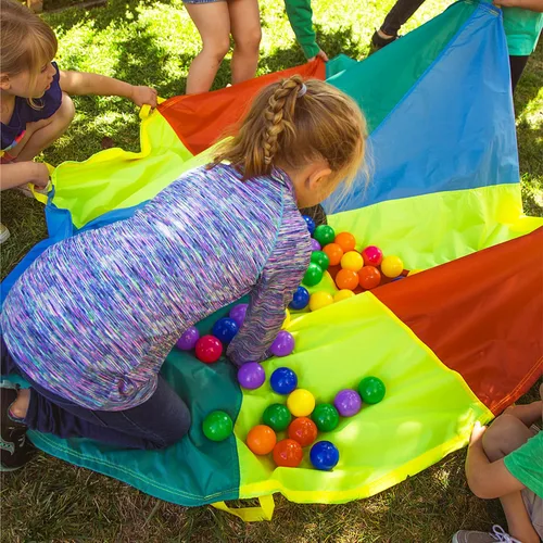 Vista 4 de NARMAY Paracaídas de juego para niños, paracaídas arcoíris de 6 pies con 8 asas, juguete de juego de grupo cooperativo para juegos en interiores
