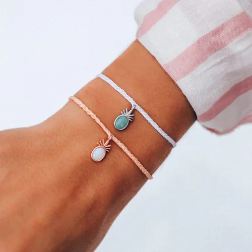 Vista 4 de Pura Vida Pulsera de brisa tropical de oro rosa o plata, impermeable, ajustable