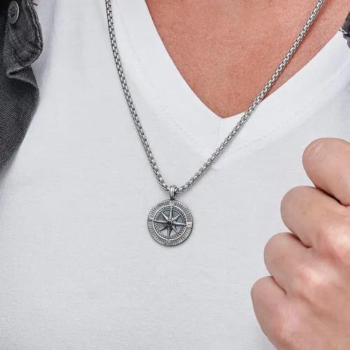 Vista 5 de MYKA - Collar con dije de brújula grabado personalizado para hombre en plata de ley 925, regalo de verano personalizado para hombres, novio, marido