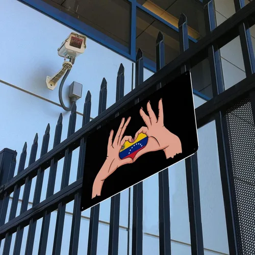 Vista 8 de Letreros de metal vintage con texto en inglés "Holding Love In Your Hands" de la bandera del estado de Venezuela, pintura de hierro para el hogar