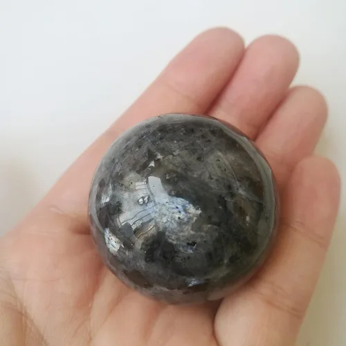 Vista 2 de Escultura de esfera de adivinación de cristal curativo de labradorita negra de 1.575 pulgadas, bola de piedras preciosas, colección decorativa